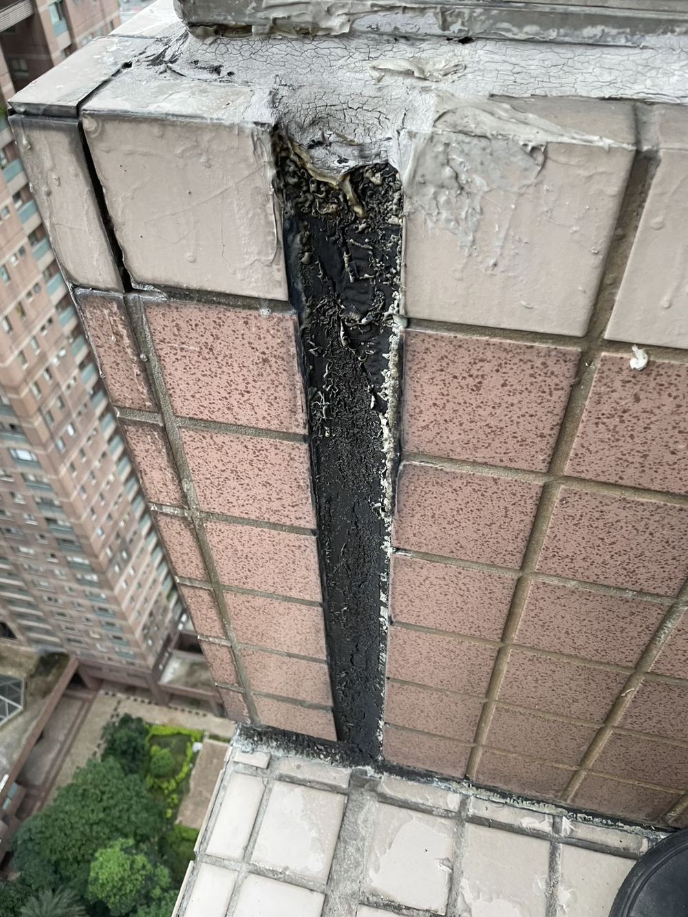 外牆磁磚轉角矽利康老化龜裂、剝落